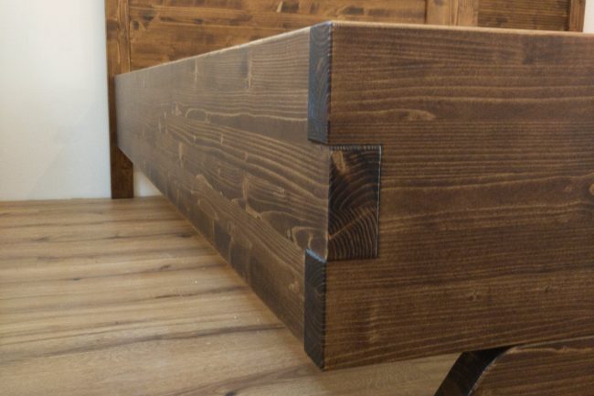 Masívna posteľ zo smrekového dreva