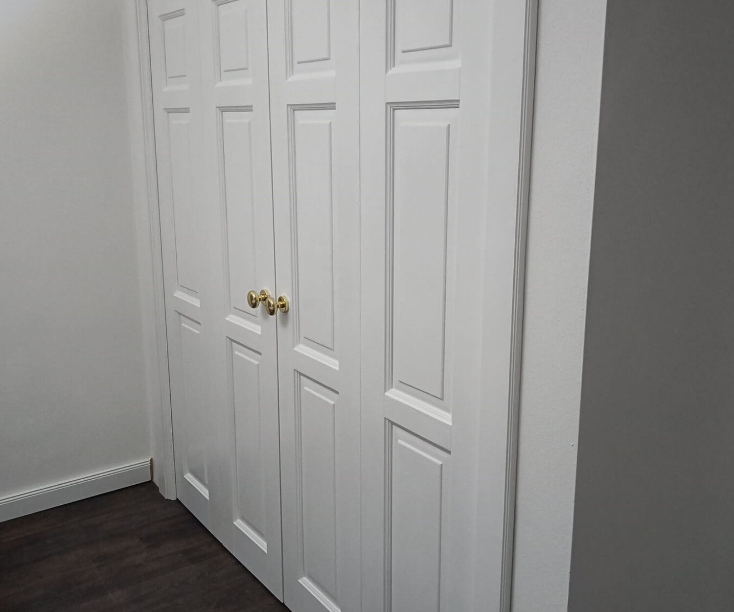 Interiérový šatník z masívu - skladací šatník