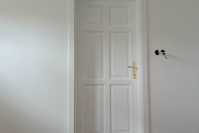 Biele interiérové dvere zo smrekového dreva