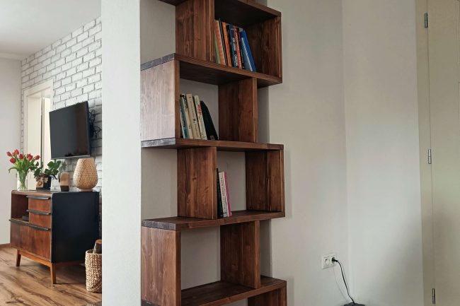 Knižnica do interiéru z masívneho smrekového dreva