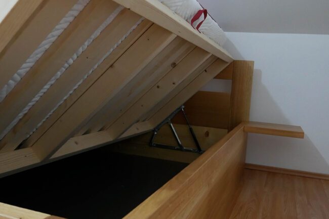 Masívna dubová posteľ s výklopným roštom