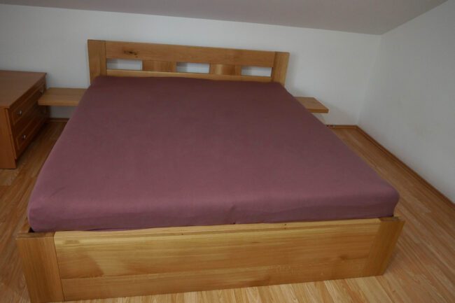 Masívna dubová posteľ s výklopným roštom
