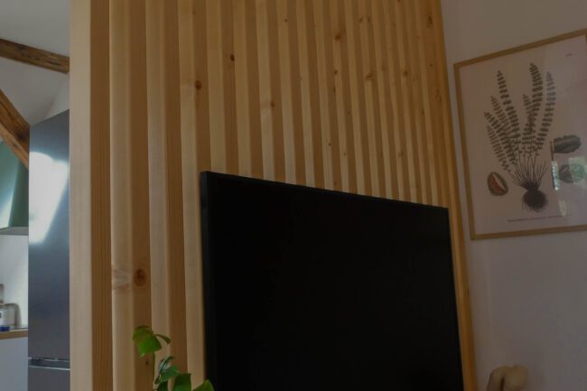 Lamelová stená zo smrekového dreva