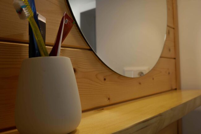 Smreková polička do kúpeľne s prírodným okrajom