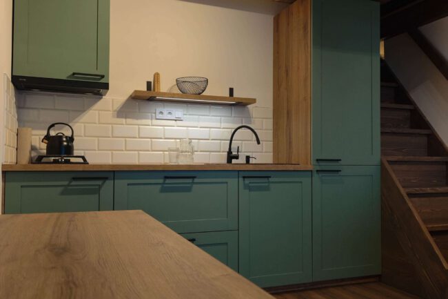 Kuchyňa s frézovanými dvierkami