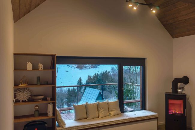 Obývačková zostava so sedením a poličkami