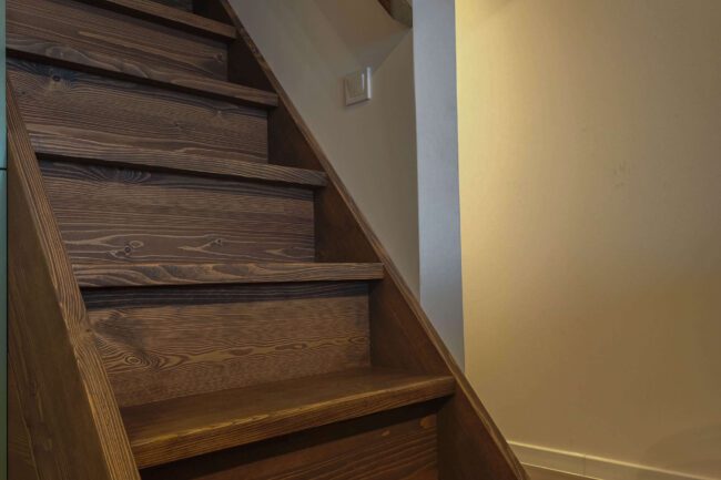 Smrekové schodisko so zábradlím na chatu