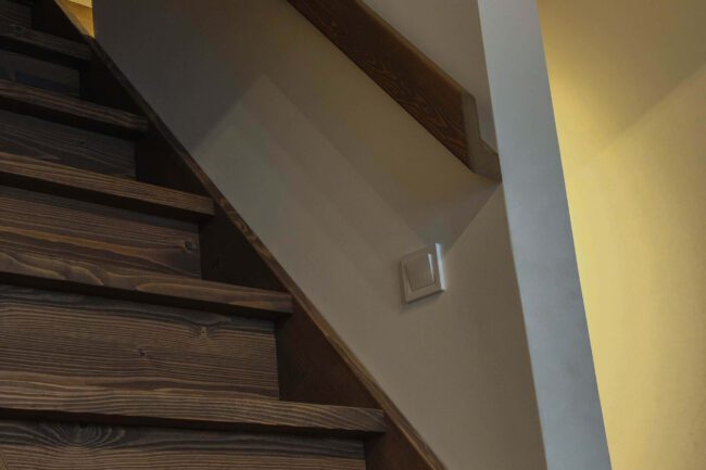 Smrekové schodisko so zábradlím na chatu